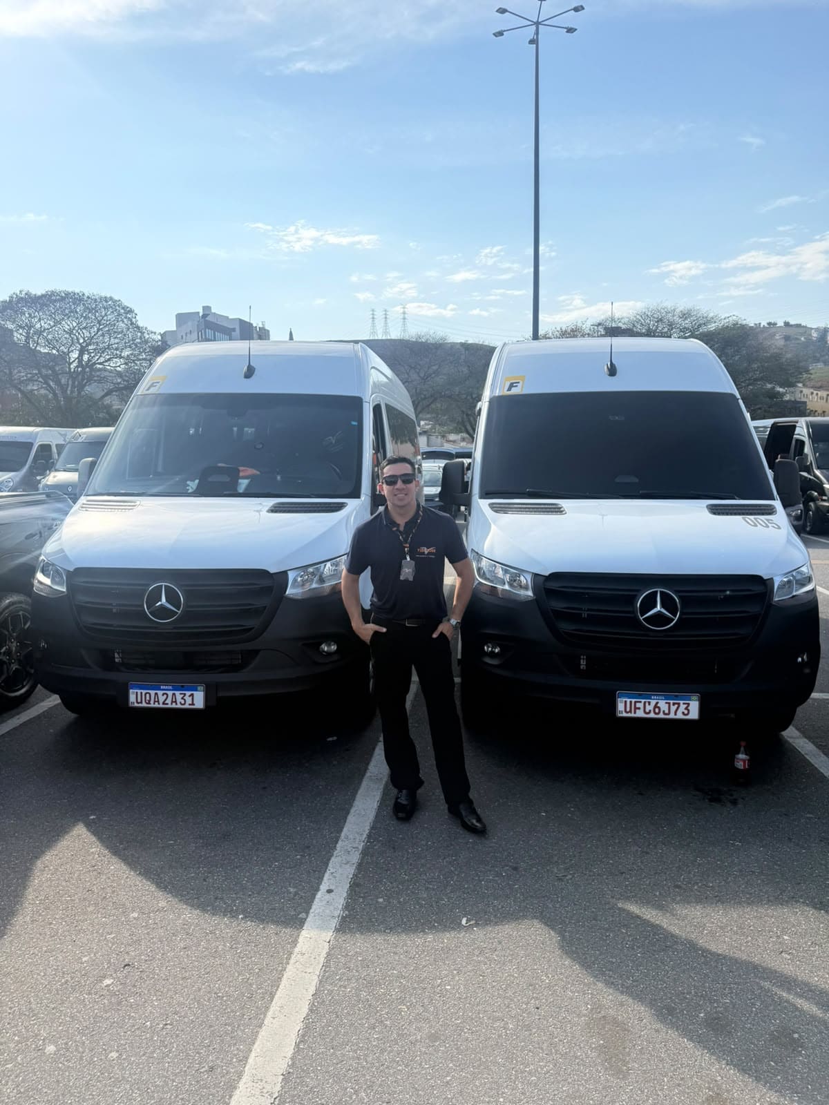 Duas vans Mercedes-Benz Sprinter da Vinetour com colaborador entre elas
