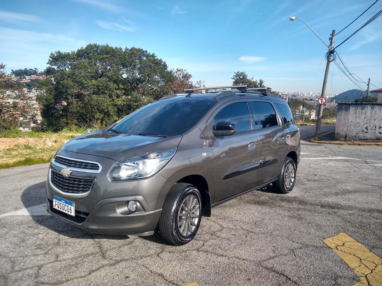 Chevrolet Spin cinza vista de frente e lateral