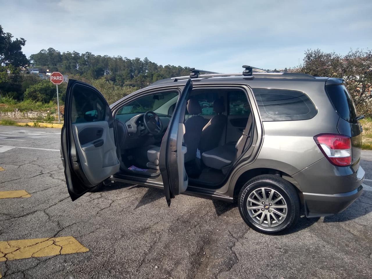 Chevrolet Spin cinza com portas abertas