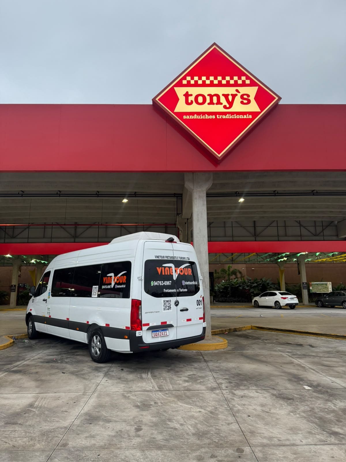 Van da Vinetour em posto de combustível durante o dia