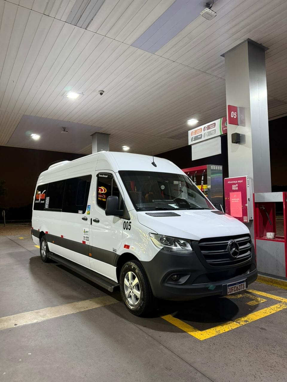 Van branca Mercedes-Benz da Vinetour em posto de combustível à noite