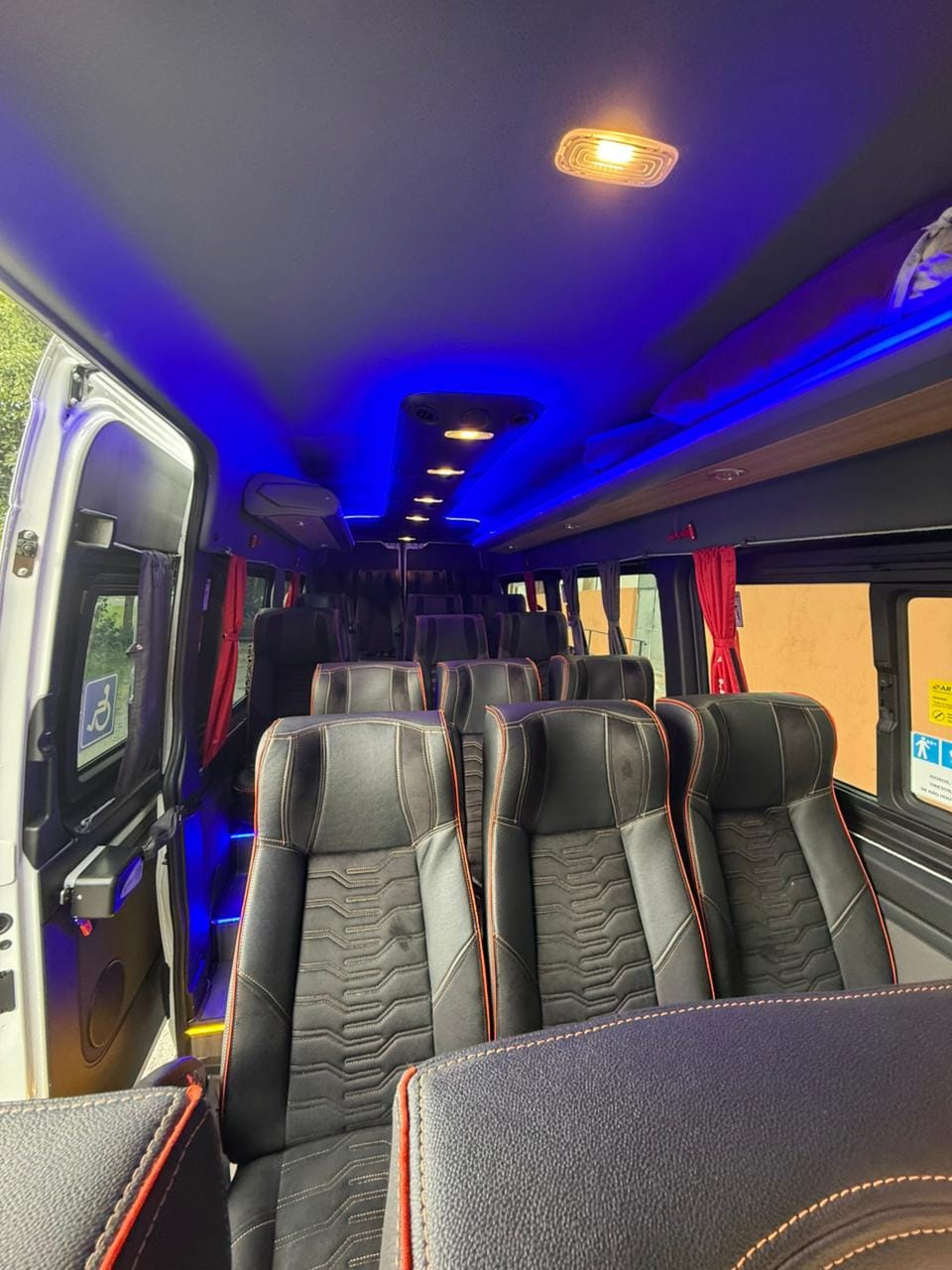Interior da van da Vinetour com iluminação LED