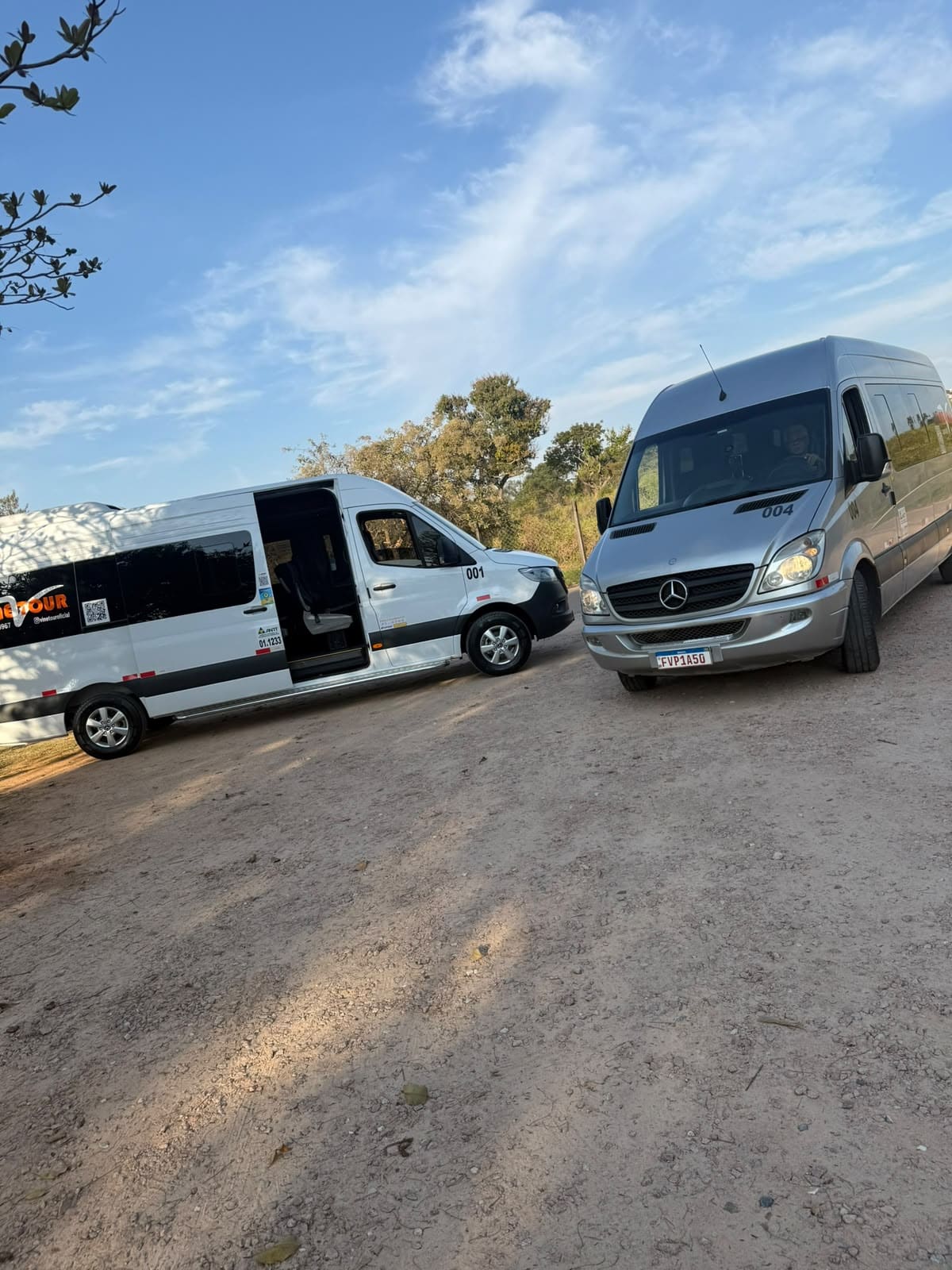 Duas vans Sprinter da Vinetour em ambiente externo
